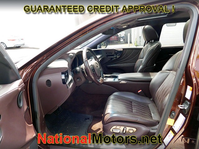 Lexus LS Vehicle Image 14