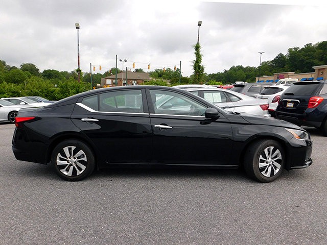 Nissan Altima Vehicle Image 04