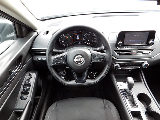 Nissan Altima Vehicle Image 09