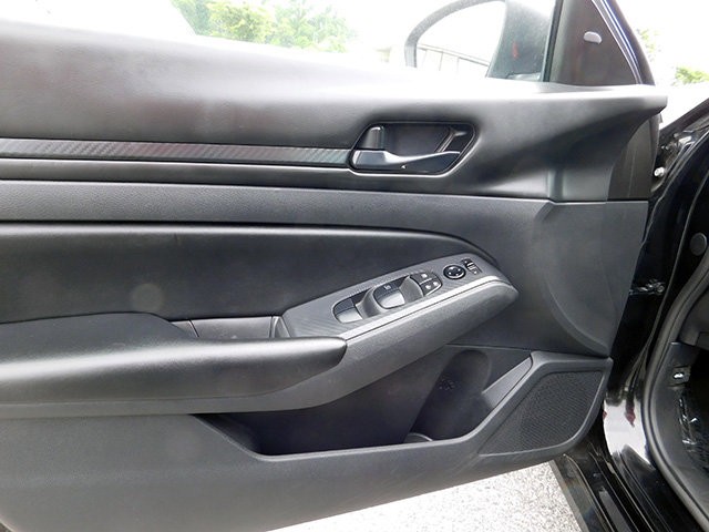 Nissan Altima Vehicle Image 10