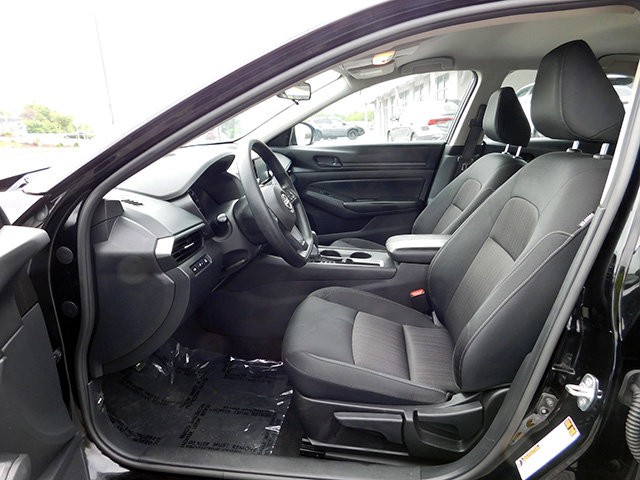 Nissan Altima Vehicle Image 11