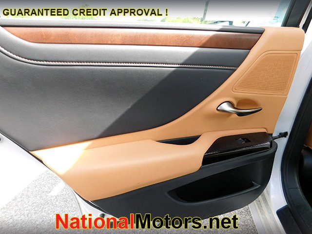 Lexus ES Vehicle Image 10