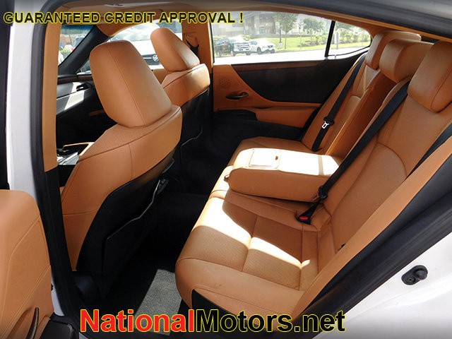 Lexus ES Vehicle Image 11