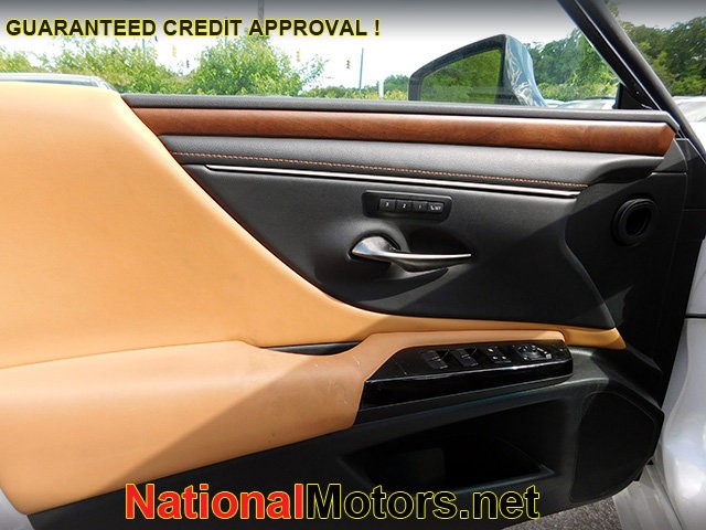 Lexus ES Vehicle Image 14