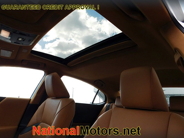 Lexus ES Vehicle Image 17