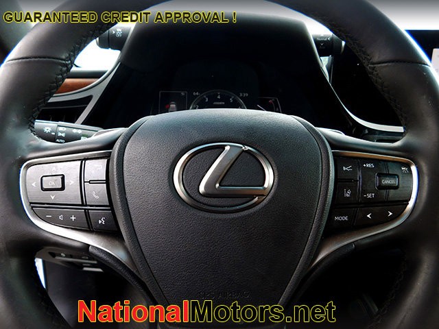 Lexus ES Vehicle Image 21
