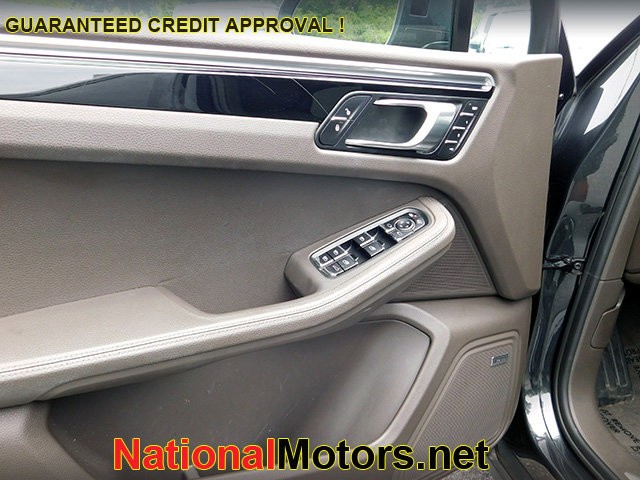Porsche Macan Vehicle Image 14
