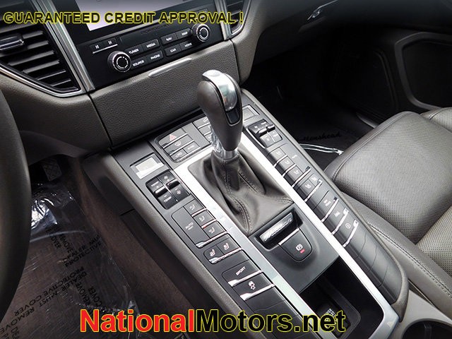 Porsche Macan Vehicle Image 21