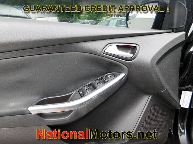 Ford Focus Vehicle Image 09