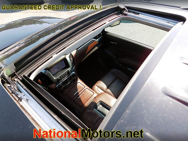 Chevrolet Suburban Vehicle Image 09