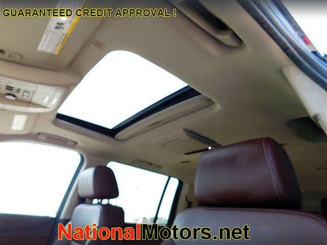 Chevrolet Suburban Vehicle Image 16