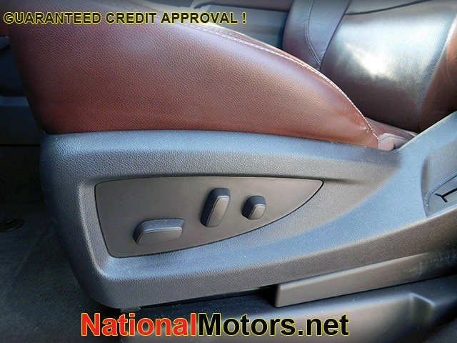 Chevrolet Suburban Vehicle Image 17