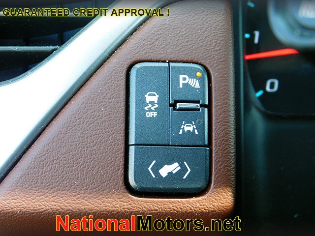 Chevrolet Suburban Vehicle Image 25