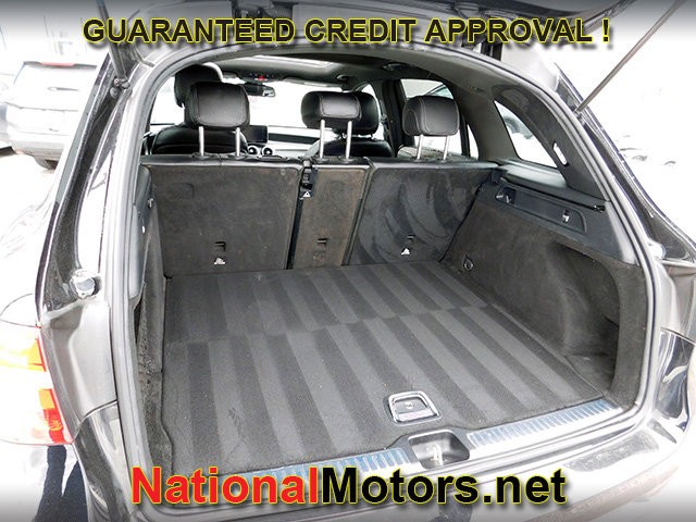 Mercedes-Benz GLC Vehicle Full-screen Gallery Image 06