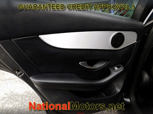 Mercedes-Benz GLC Vehicle Full-screen Gallery Image 08