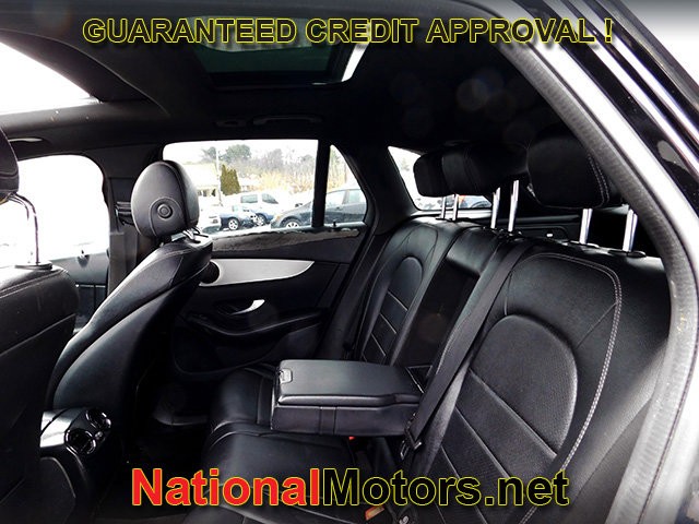 Mercedes-Benz GLC Vehicle Full-screen Gallery Image 09