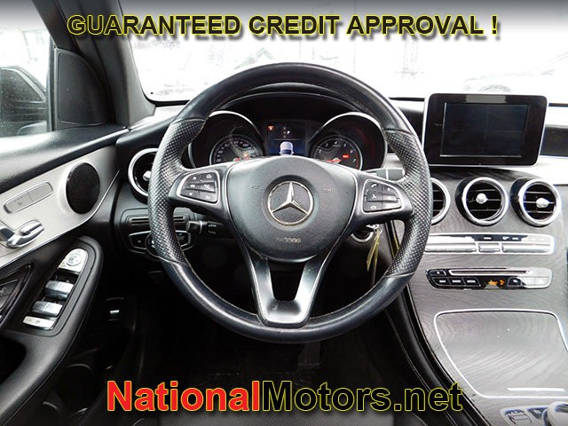 Mercedes-Benz GLC Vehicle Full-screen Gallery Image 11