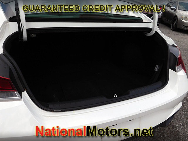 Hyundai Elantra Vehicle Image 06