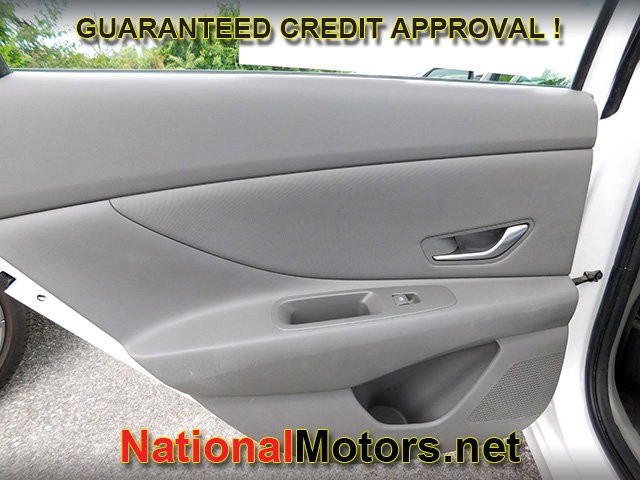 Hyundai Elantra Vehicle Image 07