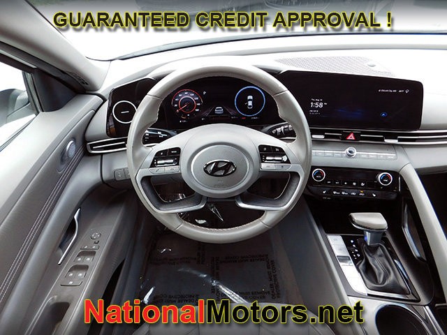 Hyundai Elantra Vehicle Image 09