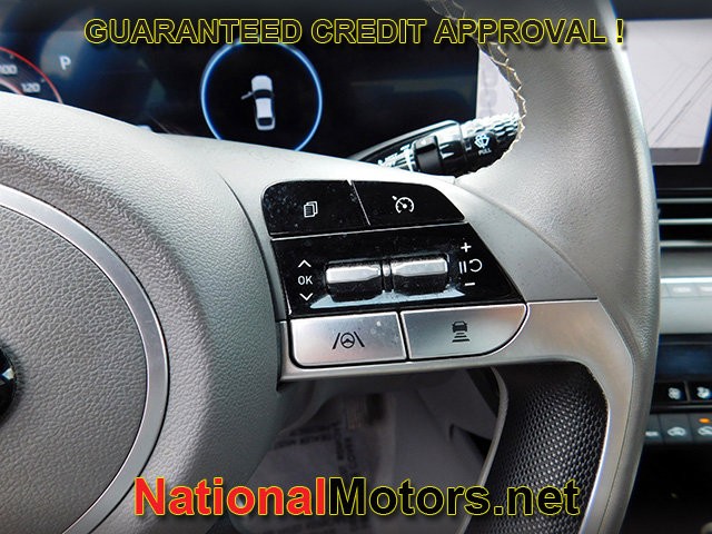 Hyundai Elantra Vehicle Image 17
