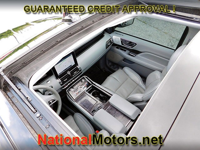 Lincoln Navigator L Vehicle Image 12