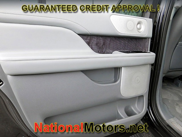 Lincoln Navigator L Vehicle Image 13