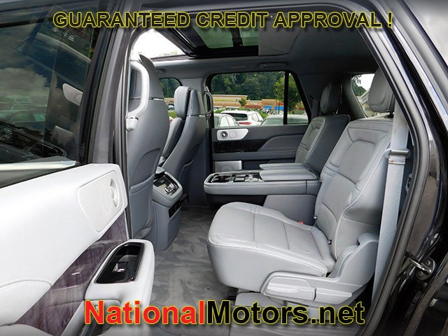 Lincoln Navigator L Vehicle Image 14
