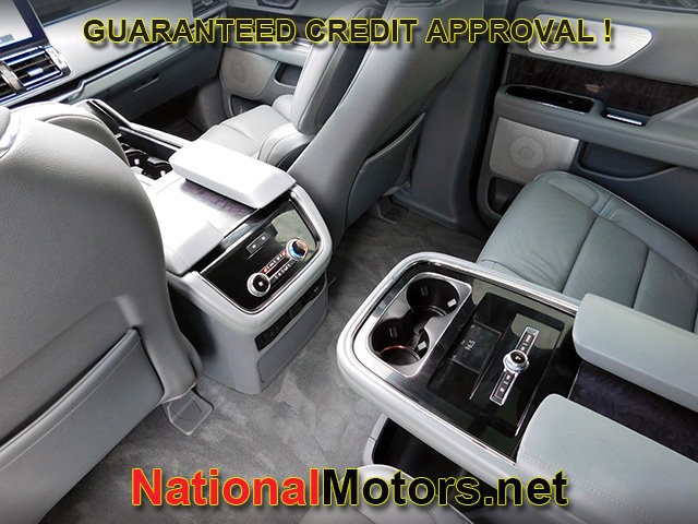 Lincoln Navigator L Vehicle Image 15