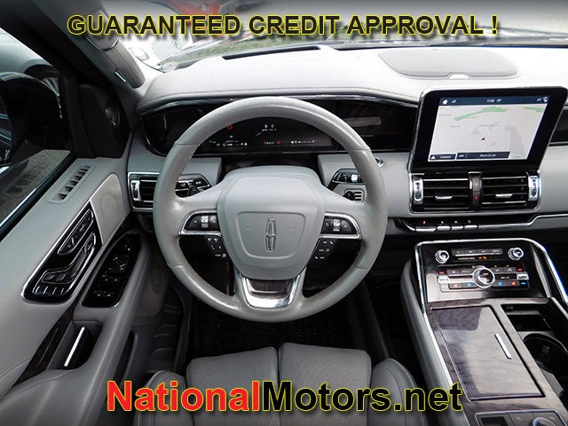 Lincoln Navigator L Vehicle Image 16
