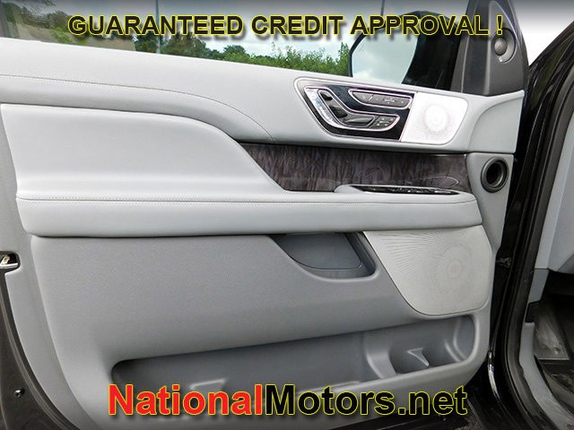 Lincoln Navigator L Vehicle Image 17