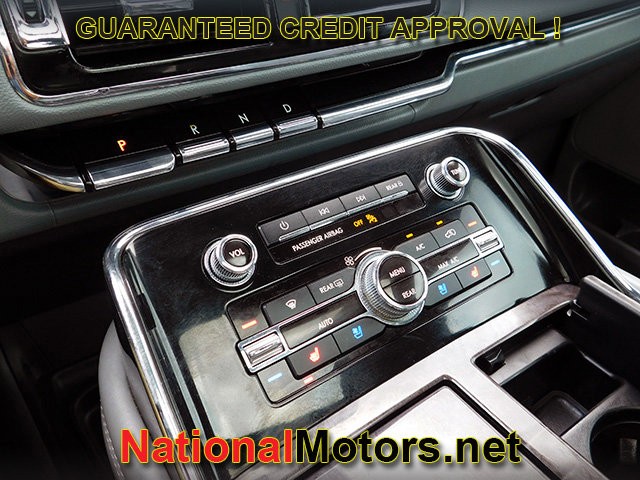 Lincoln Navigator L Vehicle Image 23