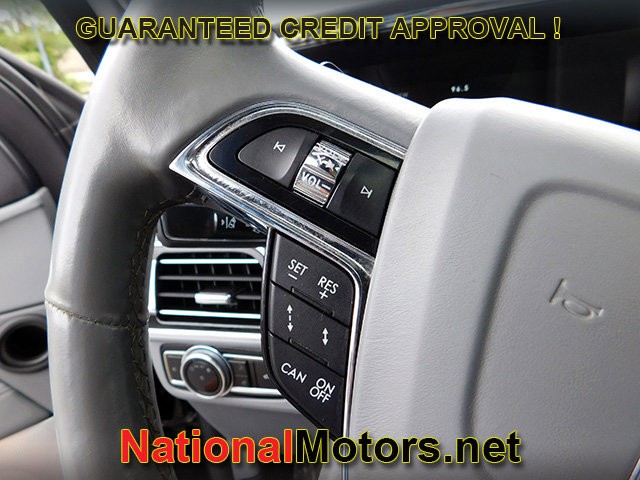 Lincoln Navigator L Vehicle Image 26