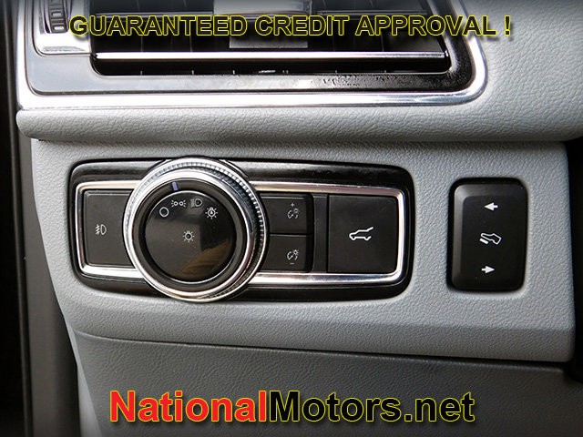 Lincoln Navigator L Vehicle Image 28