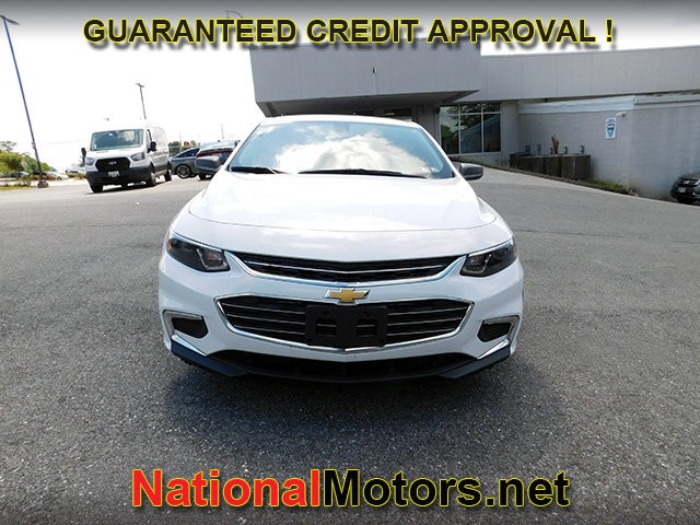 2018 Chevrolet Malibu LS photo 2