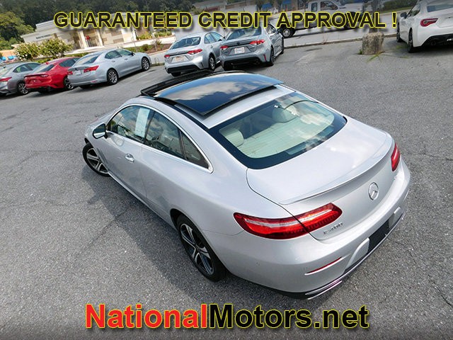 Mercedes-Benz E-Class Vehicle Full-screen Gallery Image 05