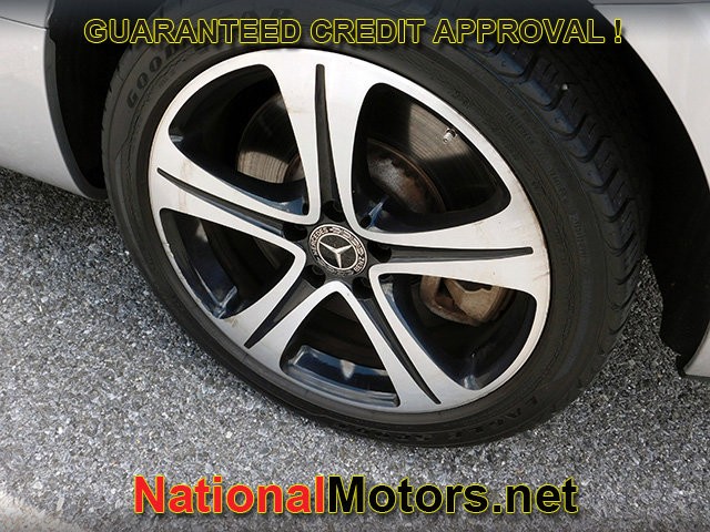 Mercedes-Benz E-Class Vehicle Full-screen Gallery Image 06