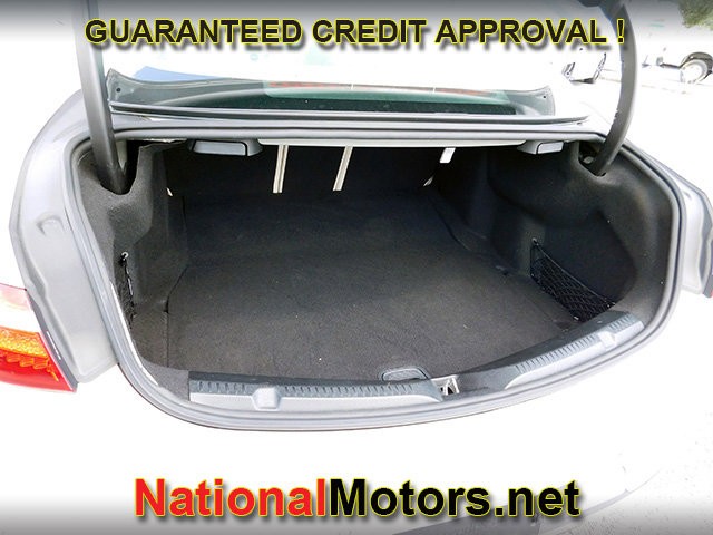 Mercedes-Benz E-Class Vehicle Full-screen Gallery Image 08