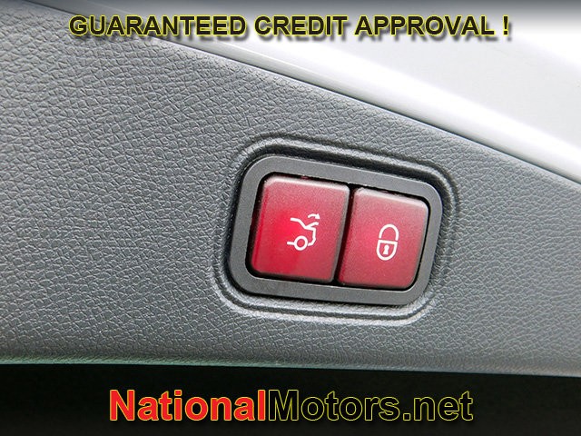 Mercedes-Benz E-Class Vehicle Full-screen Gallery Image 09