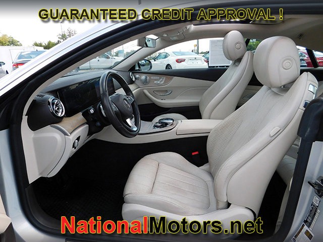 Mercedes-Benz E-Class Vehicle Full-screen Gallery Image 12