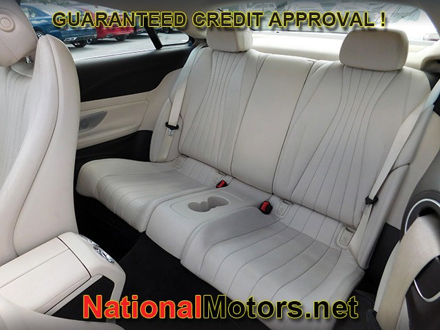 Mercedes-Benz E-Class Vehicle Full-screen Gallery Image 13