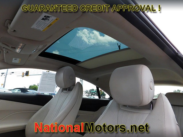 Mercedes-Benz E-Class Vehicle Full-screen Gallery Image 14