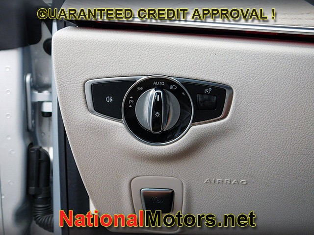 Mercedes-Benz E-Class Vehicle Full-screen Gallery Image 21