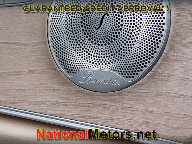 Mercedes-Benz E-Class Vehicle Full-screen Gallery Image 22