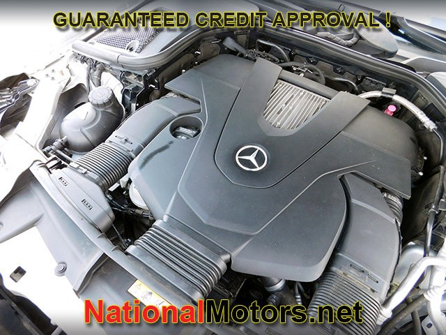 Mercedes-Benz E-Class Vehicle Full-screen Gallery Image 23