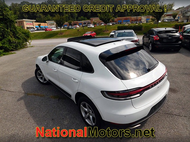 Porsche Macan Vehicle Full-screen Gallery Image 06