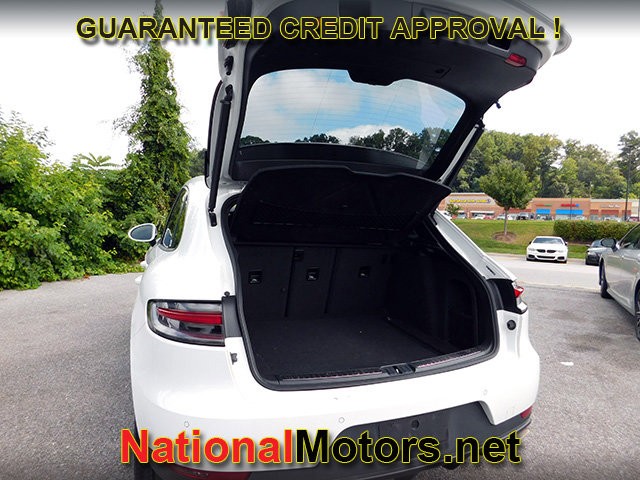 Porsche Macan Vehicle Full-screen Gallery Image 07