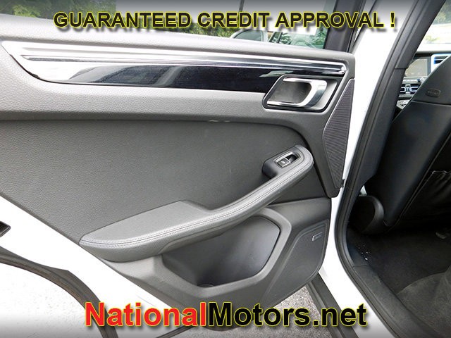 Porsche Macan Vehicle Full-screen Gallery Image 09