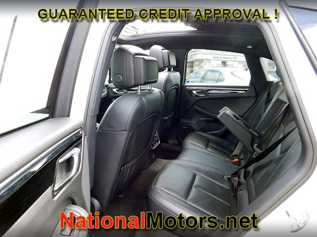 Porsche Macan Vehicle Full-screen Gallery Image 10