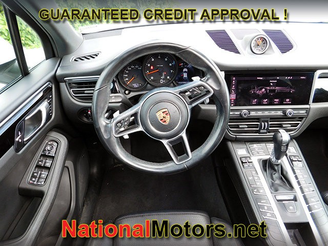 Porsche Macan Vehicle Full-screen Gallery Image 13